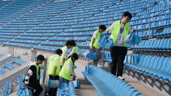 易启胜 湖北宜昌：500余名青年志愿者闪耀盛典